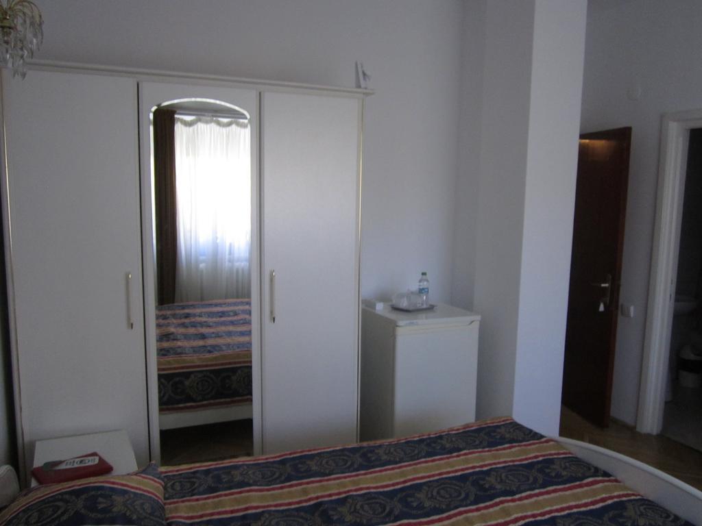Pensiunea Helvetia Boekarest Kamer foto